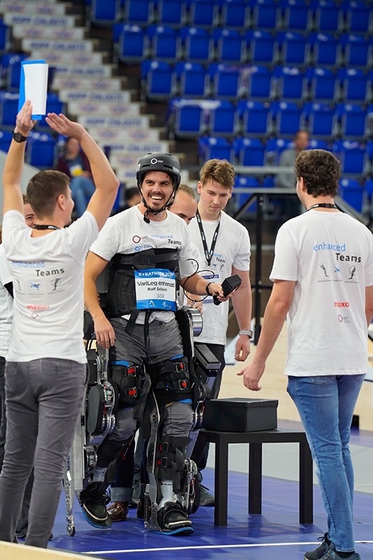 Hybrid-Exoskelett-Pilot Rolf Schoch bei einer Aufgabe am Cybathlon-Finale.